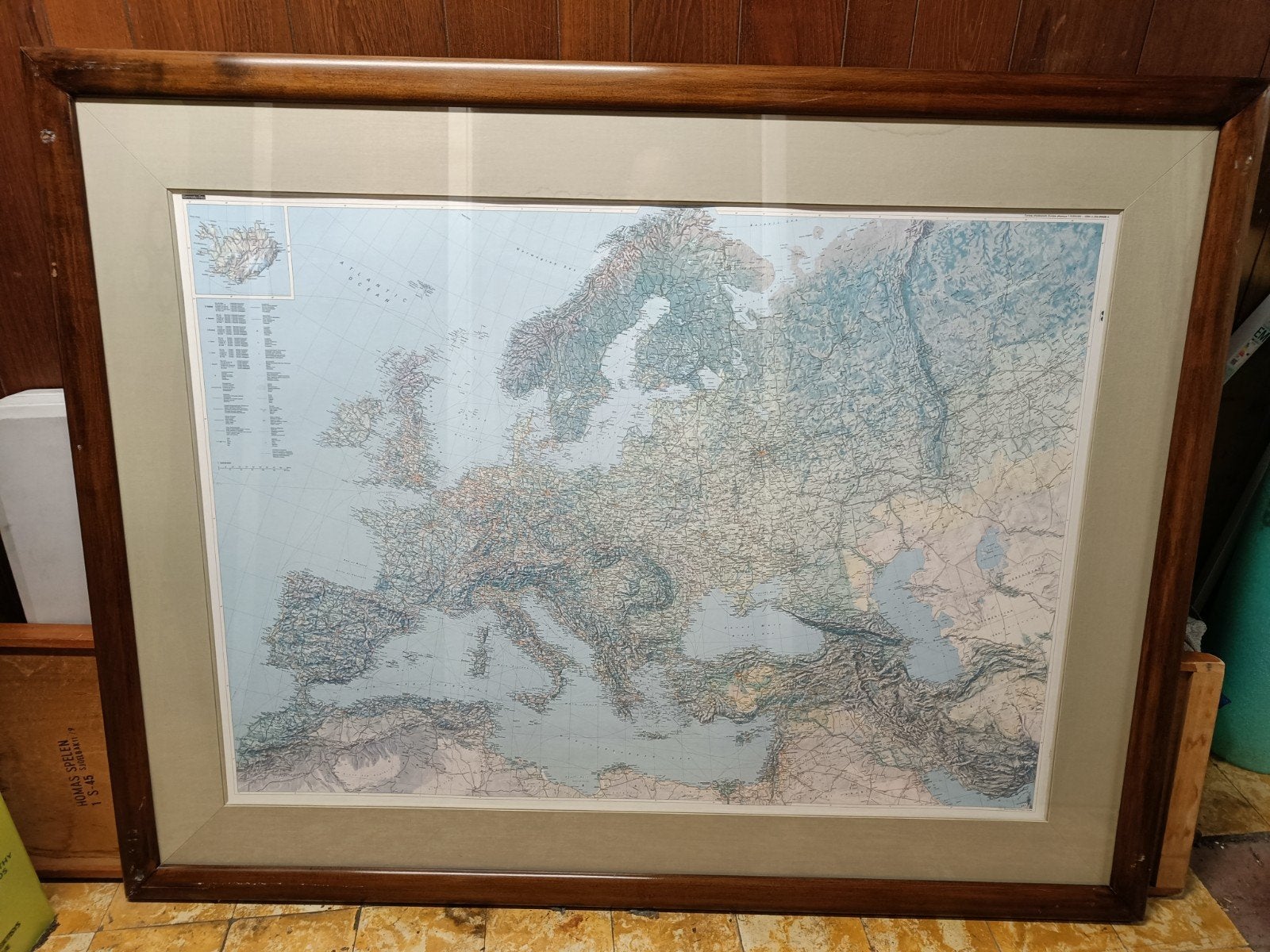 Zeer grote landkaart Europa in degelijke kader, Antiek en Kunst, Ophalen, Aardrijkskunde