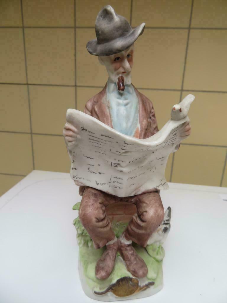 Statuette en biscuit d'un viel homme lisant son journal, Antiquités & Art, Enlèvement ou Envoi