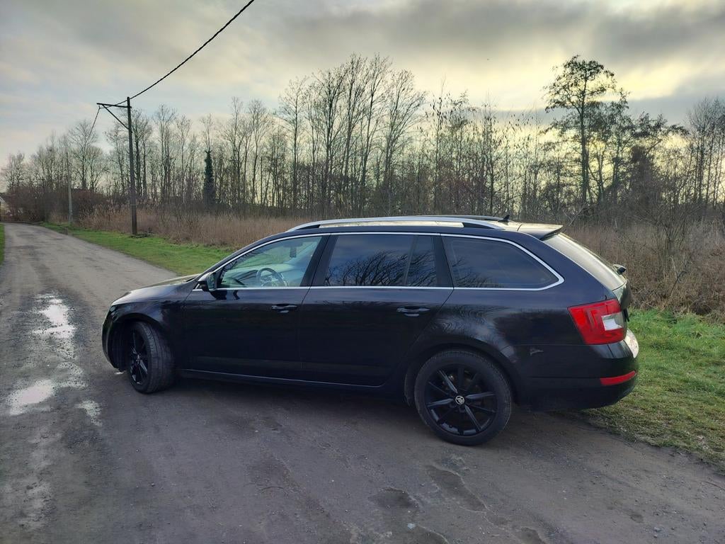 Skoda Octavia combi Style 1.4tsi, Autos, Achat, Boîte manuelle, Entretenue par le concessionnaire, Noir