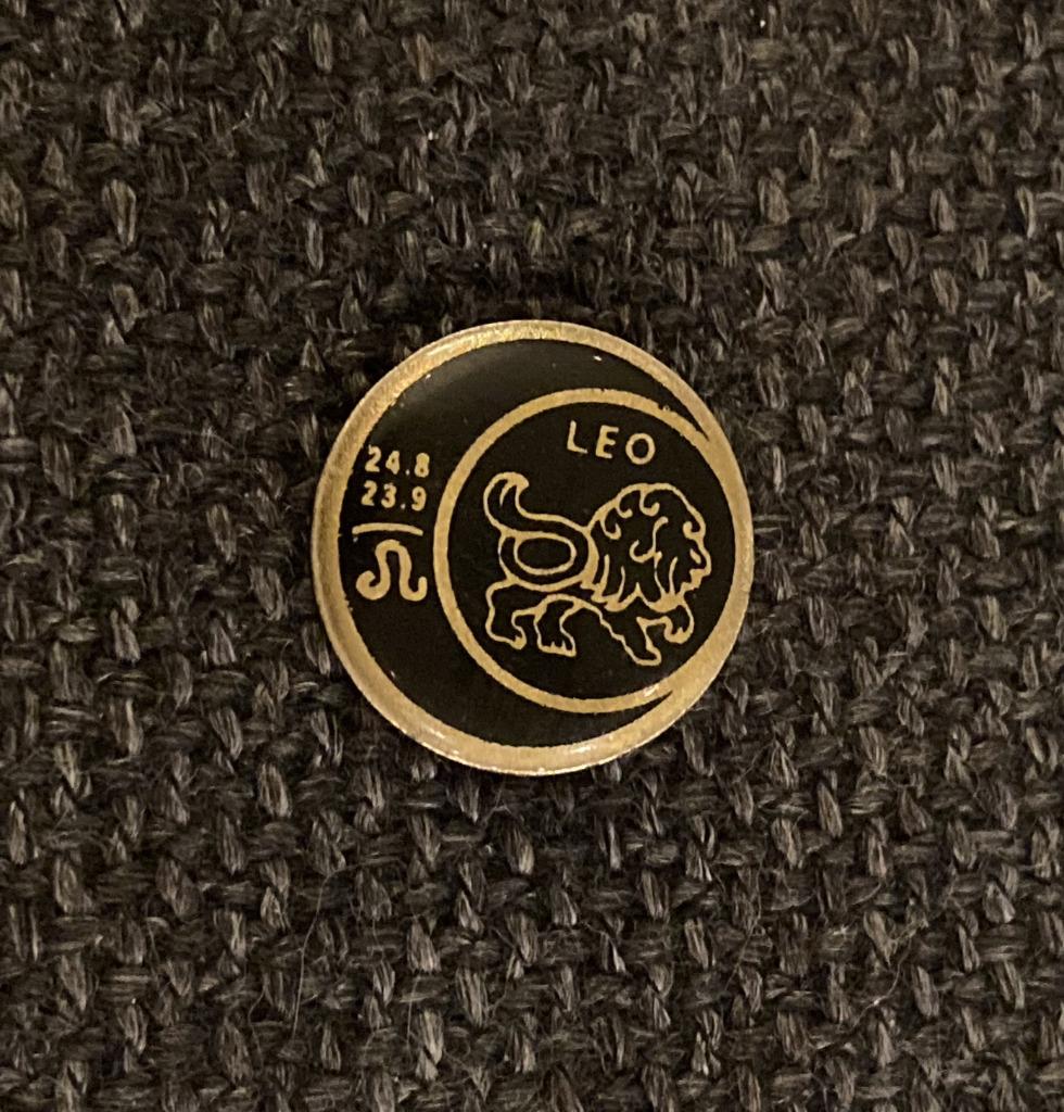 PIN - LEO - LION - LEEUW - STERRENBEELD - SIGNE DU ZODIAQUE, Verzenden, Gebruikt, Overige onderwerpen, Speldje of Pin