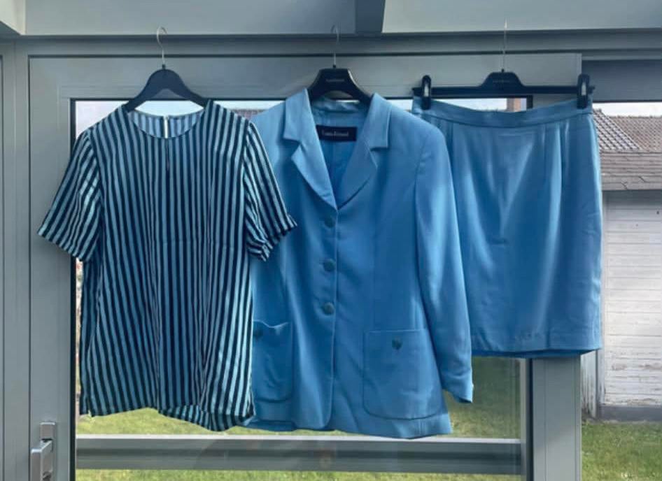 Lichtblauwe set Louis Féraud :blazer + rok, gestreepte top, Ophalen of Verzenden, Zo goed als nieuw, Maat 42/44 (L)
