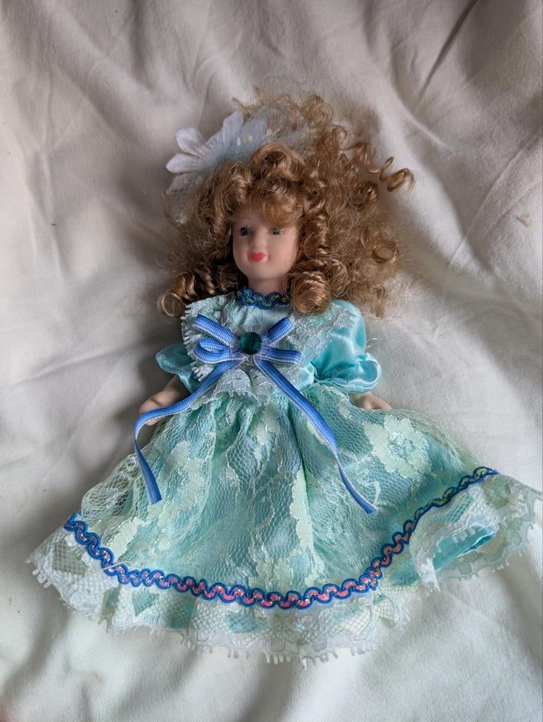 Poupée en porcelaine +-16 cm, Collections, Enlèvement ou Envoi, Comme neuf