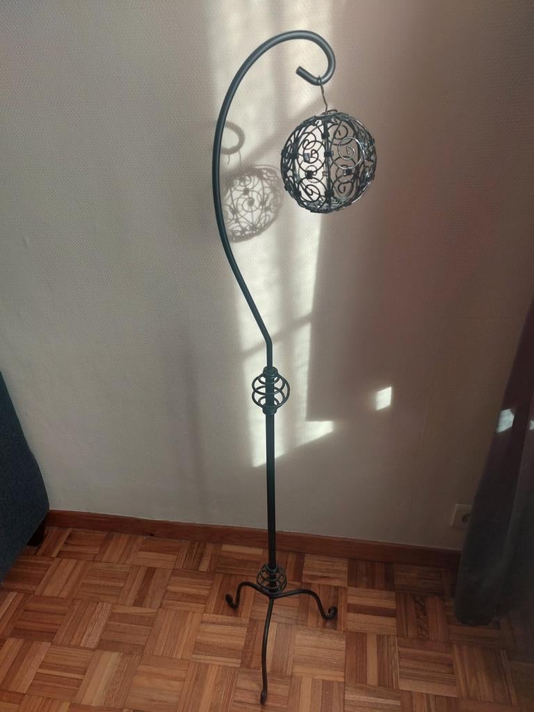 Boule en fer forgé décoratif et son support sur pied, Enlèvement, Comme neuf