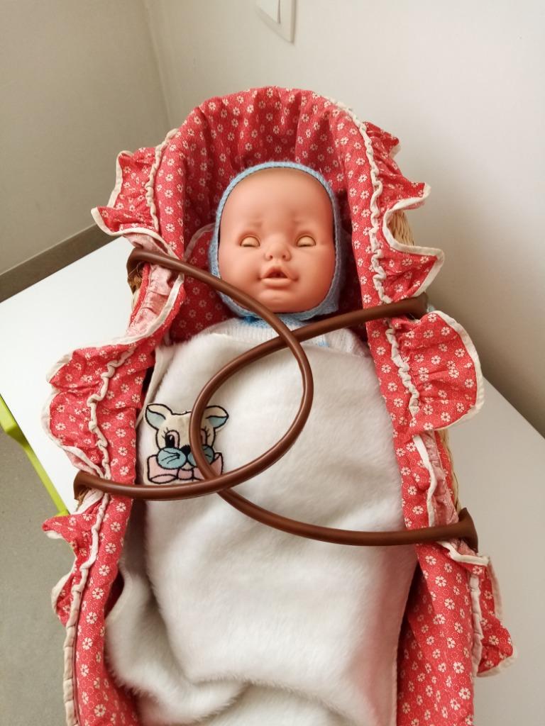 pop met draagmand en kleertjes(in prijs verlaagd! nu 5 euro), Kinderen en Baby's, Speelgoed | Poppen, Gebruikt, Babypop, Ophalen