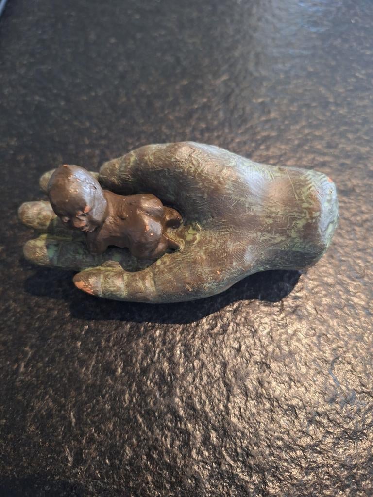 Bronzen beeldje, Ophalen