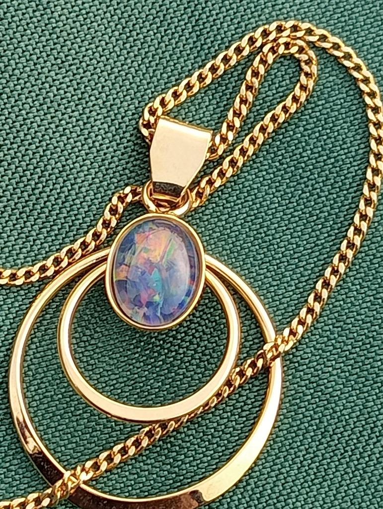 Collier triplet d'opales plaqué or 14K avec pendentif, Neuf, Enlèvement ou Envoi, Avec pierre précieuse, Argent