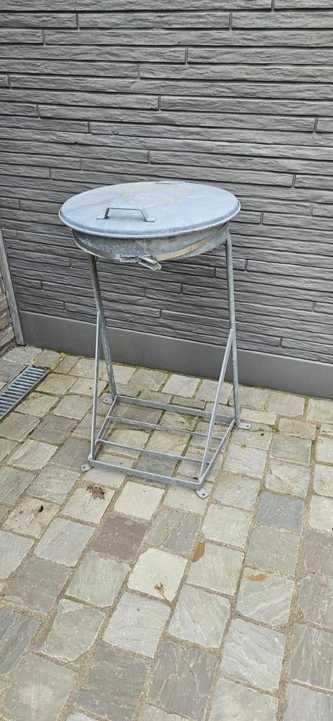 Vuilniszakhouder in galvanisé ( overtoom ), Enlèvement