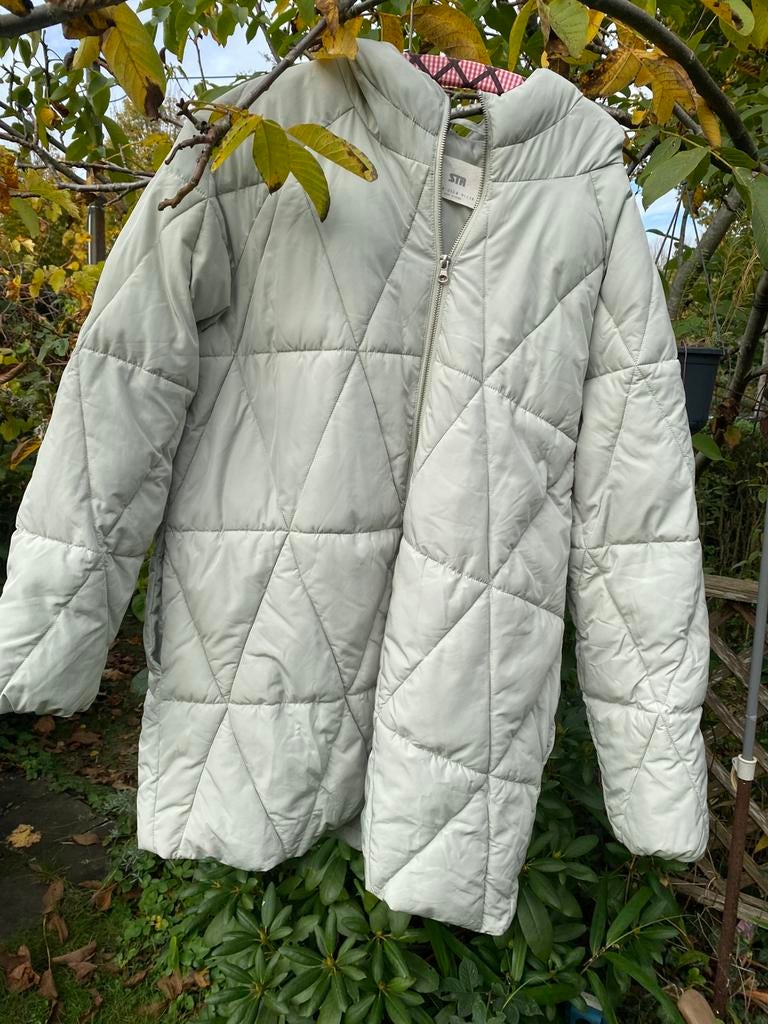 Lichtgroene winterjas met kap, Stradivarius, Kleding | Dames, Ophalen, Zo goed als nieuw