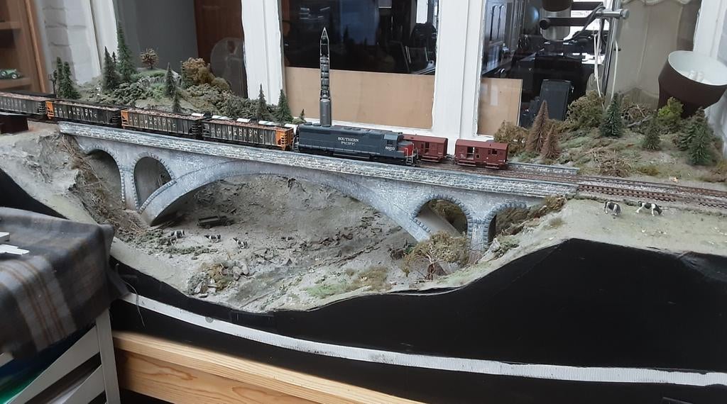 HO,  brugmodule .met rivier ,bomen, 2 huisjes, 7 koeien, Ophalen