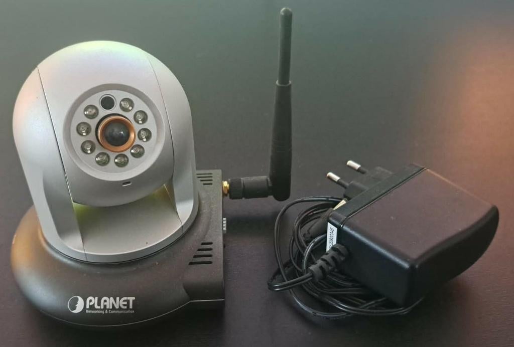 PLANET 3 Mega-Pixel Wireless IR PT IP Camera met adapter, Ophalen of Verzenden, Zo goed als nieuw, Binnencamera
