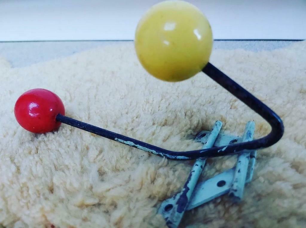 Oude Franse vintage kapstok met 2 gekleurde houten bollen, Ophalen of Verzenden