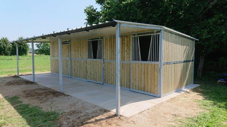Zeer degelijke Paardenstallen en schutstallen, Mise à l'étable