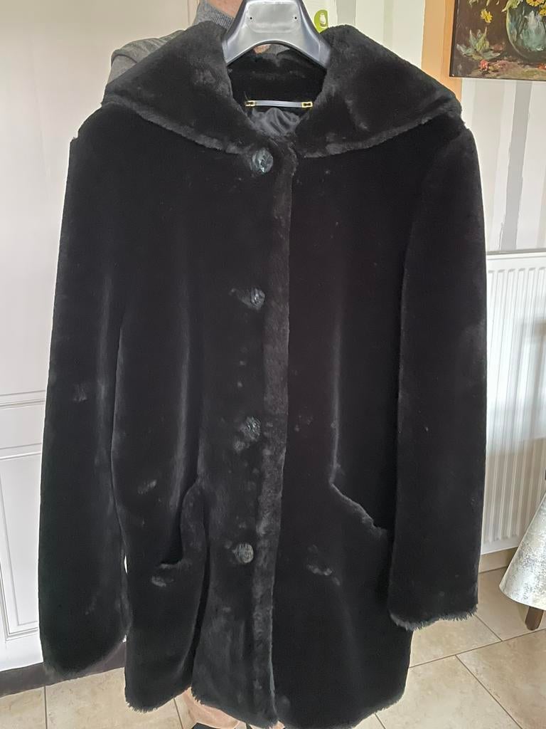 Namaak zwarte pelzen damesvest met kap maat 38, Kleding | Dames, Jassen | Winter, Ophalen of Verzenden, Zo goed als nieuw, Maat 38/40 (M)