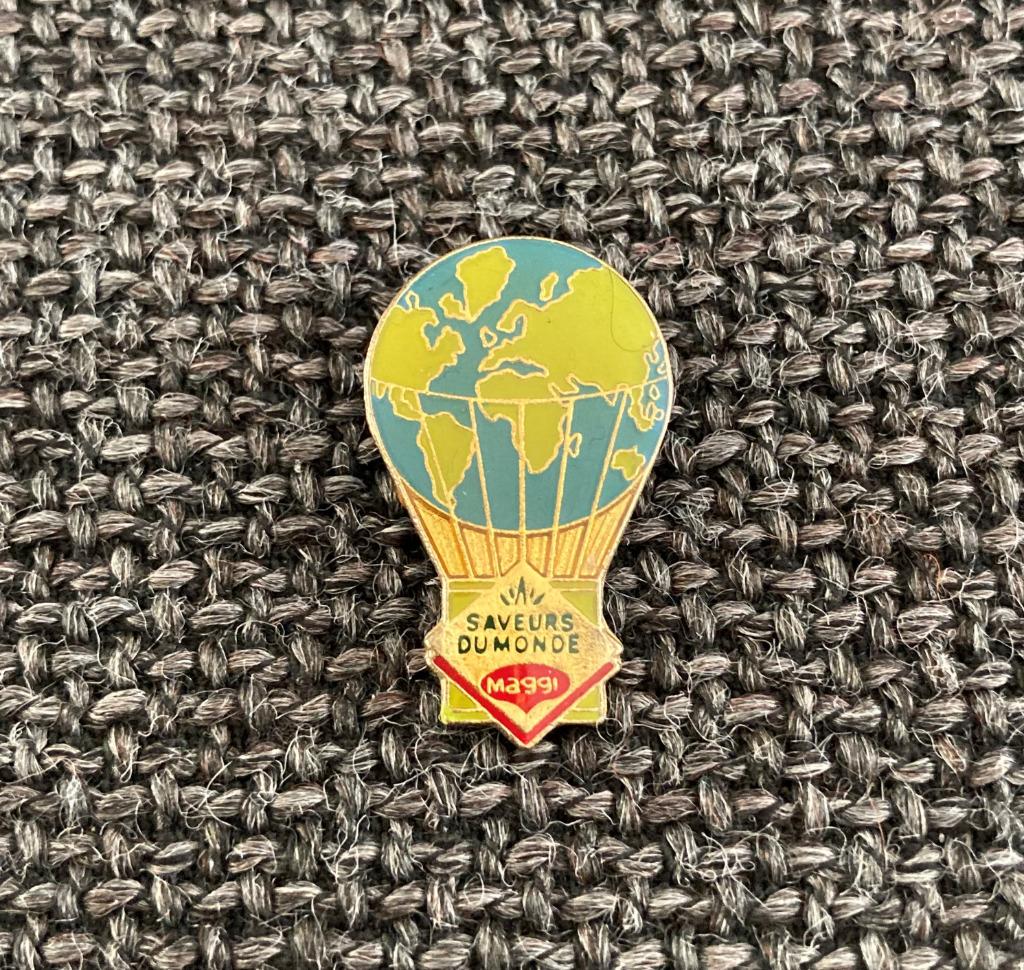 PIN - MAGGI - LUCHTBALLON - MONTGOLFIERE, Envoi, Utilisé, Marque, Insigne ou Pin's