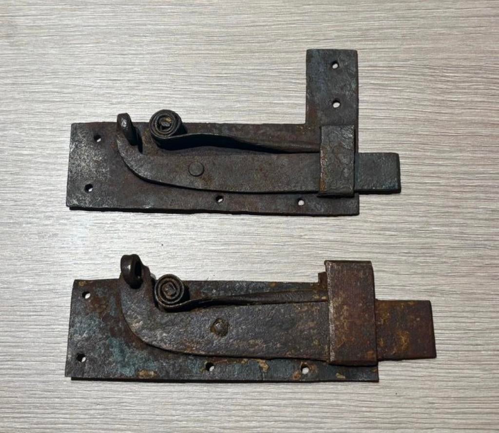 2 Antieke - 17de eeuws veersloten, Ophalen