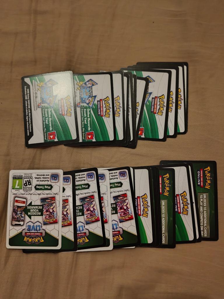 Pokemon TCG live code card lot de 35 cartes., Hobby en Vrije tijd, Verzamelkaartspellen | Pokémon, Nieuw, Meerdere kaarten, Foil