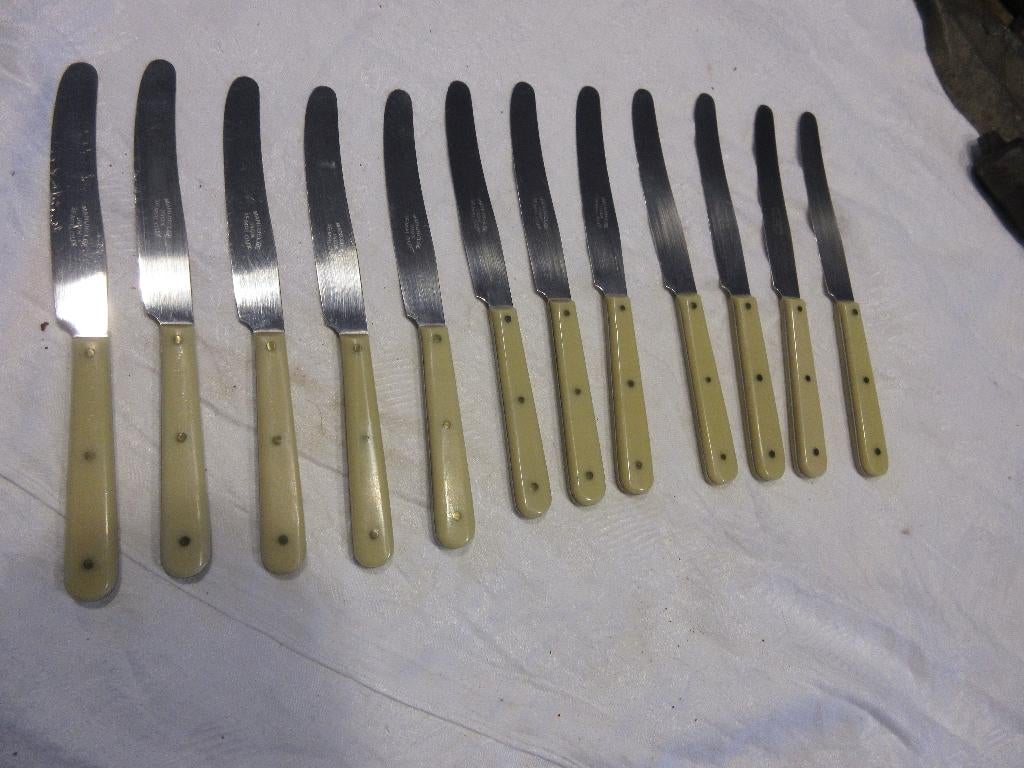 12 couteaux vintage jaune tendre MANUBELGE INOX GEMBLOUX, Antiquités & Art, Enlèvement