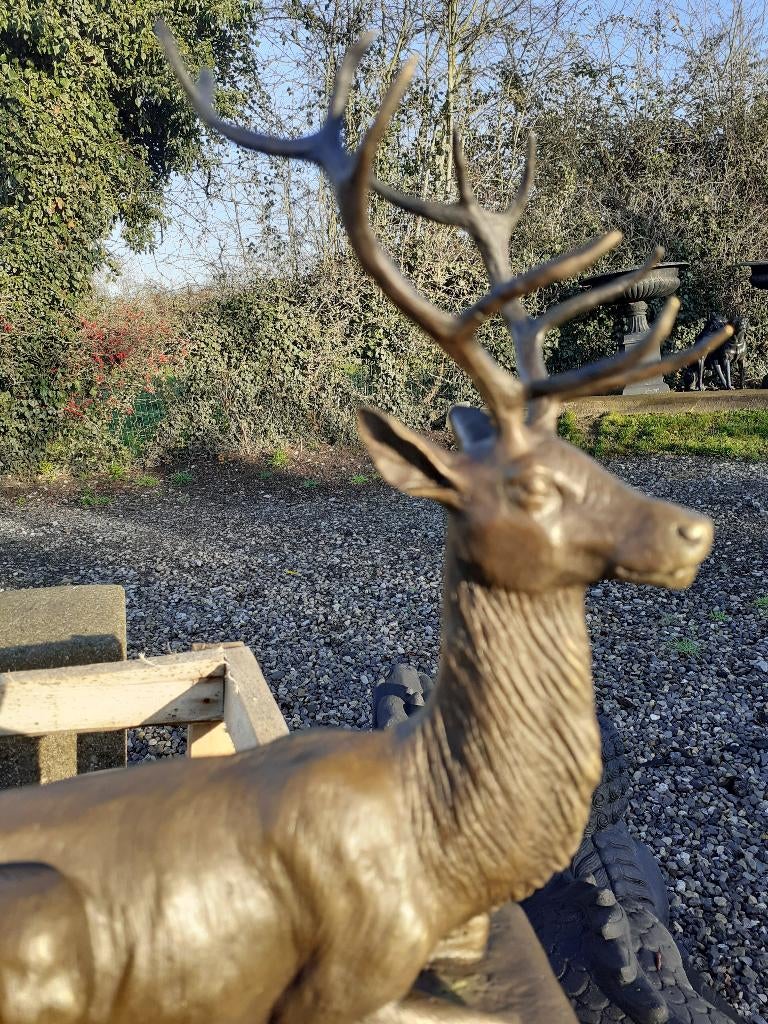 HERT LIGGEND IN BRONZEN BORD OP MARMEREN SOKKEL, Antiek en Kunst, Ophalen of Verzenden, Brons