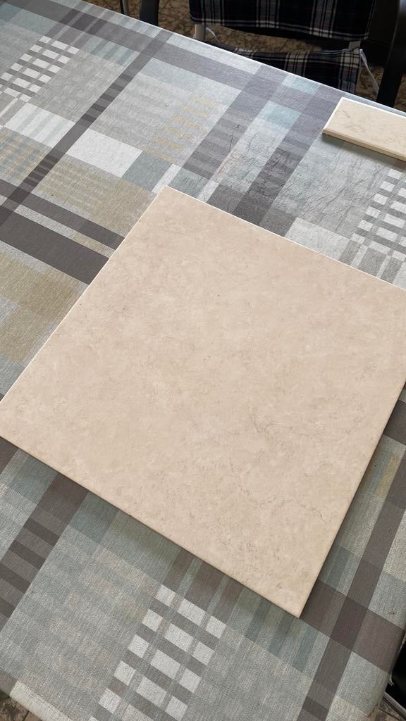 31 m2 tegels + bijhorend plint, Ophalen, 30 cm of meer, Steen of Klei, Nieuw