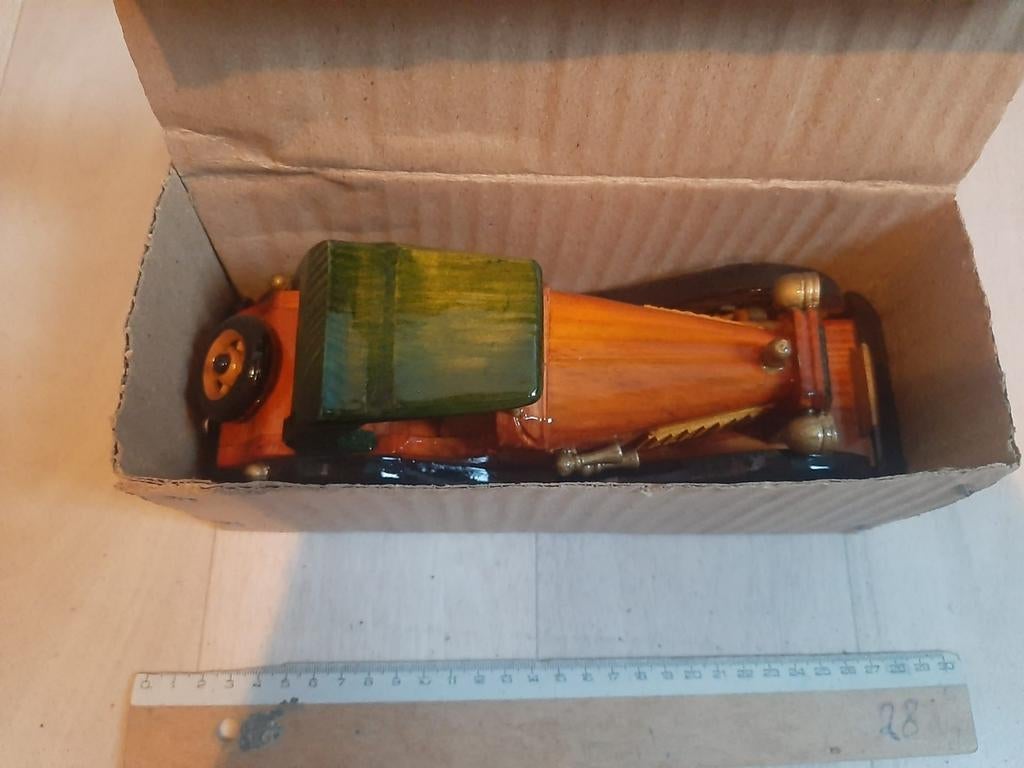 Vieille voiture en bois dans une boîte en carton, Enlèvement ou Envoi