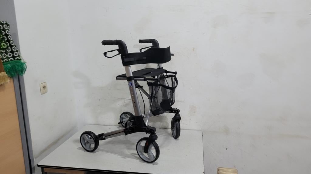 Quadri-light

Rollator pliant ultra-léger

Un rollator 4 rou, Divers, Déambulateurs, Enlèvement ou Envoi
