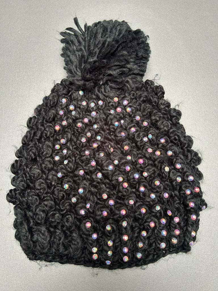 Bonnet noir à pompon et perles neuf --, Sans marque, Enlèvement ou Envoi, Neuf, Bonnet