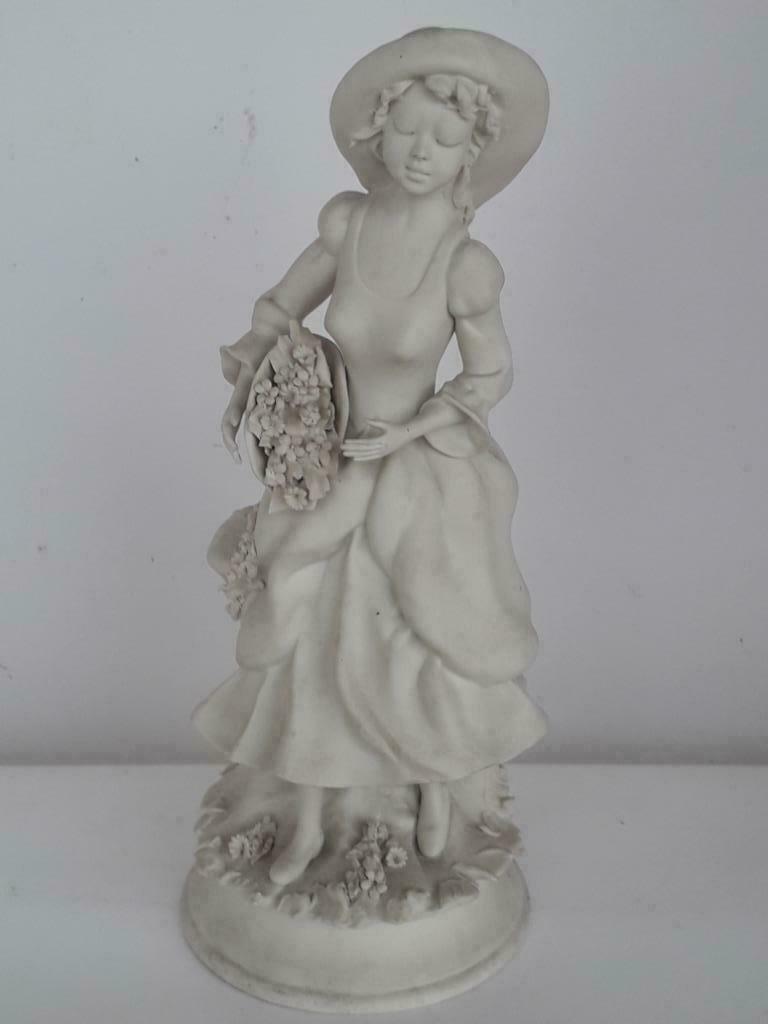 Porselein beeldje - Capodimonte - Meisje met bloemenmand, Enlèvement ou Envoi, Utilisé, Humain