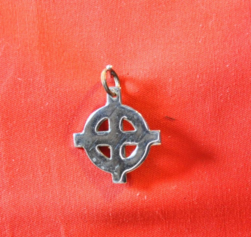 pendentif croix celtique en metal chromé, Enlèvement ou Envoi, Utilisé, Autres matériaux