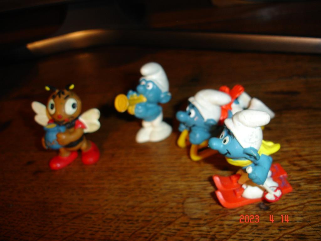 Abeille Maya et 3 Schtroumpfs, Enlèvement ou Envoi, Comme neuf