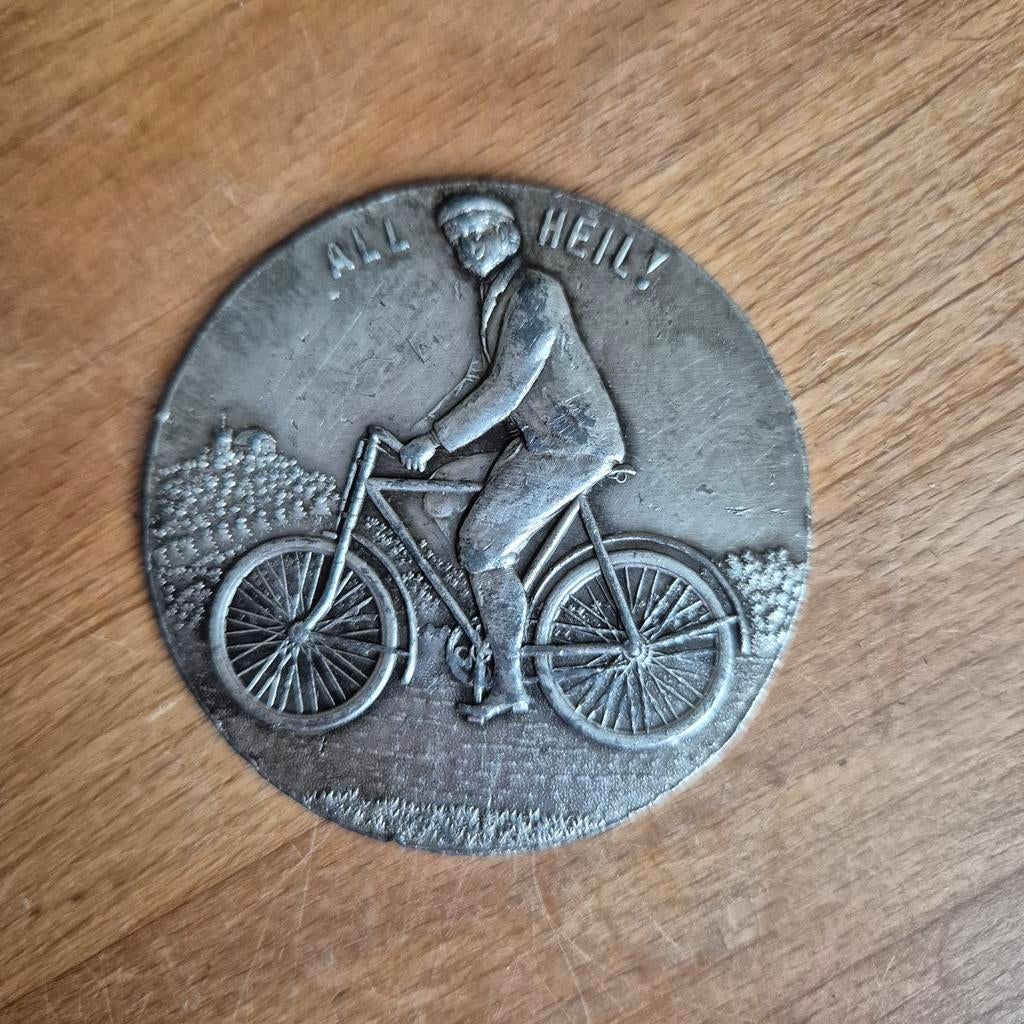Medaille met fietser en tekst All Heil, Ø 5,2 cm, Ophalen of Verzenden