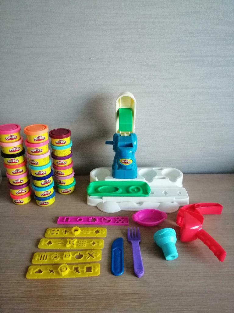 play doh ijsmaker met tal van potjes klei, Ophalen of Verzenden, Zo goed als nieuw