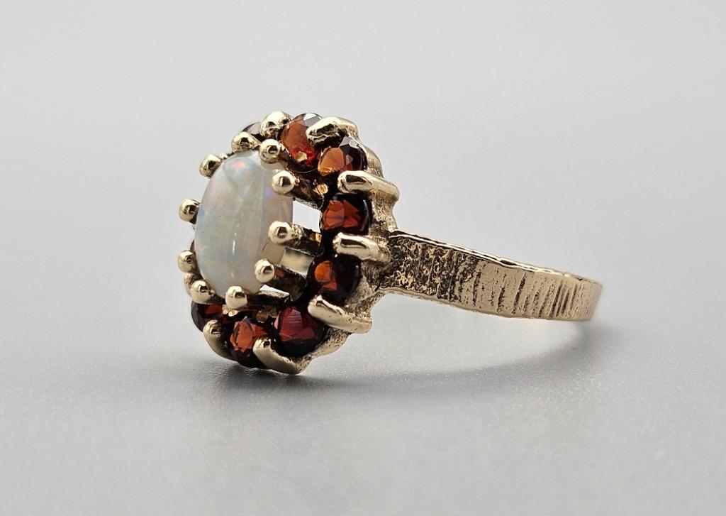 Bague vintage en or avec opale de pierre précieuse et grenat, Enlèvement ou Envoi, Or, Bague, Avec pierre précieuse