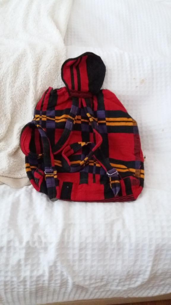 sac à dos en laine, Enlèvement
