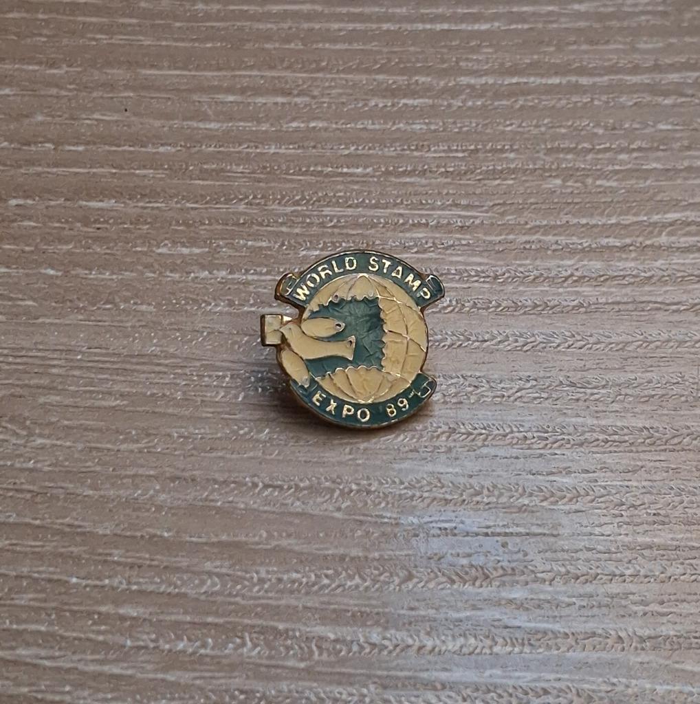 PIN - WORLD STAMP EXPO - POSTZEGEL - TIMBRE, Collections, Broches, Pins & Badges, Envoi, Utilisé, Autres sujets/thèmes, Insigne ou Pin's