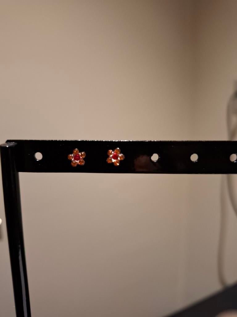 Oorbellen kind eerste oorbellen rode bloem, Handtassen en Accessoires, Kindersieraden, Ophalen, Zo goed als nieuw, Rood, Oorbellen