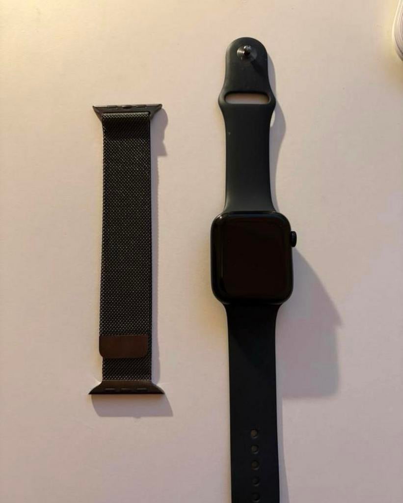 Apple Watch SE (2022) 44- Zwart - 99% Batterij! + Extra Band, Enlèvement, Comme neuf, Noir, IOS