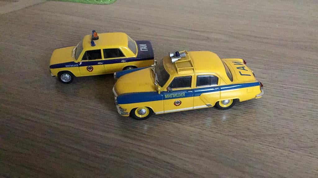 Twee politieauto’s oostblok, Ophalen of Verzenden, Zo goed als nieuw