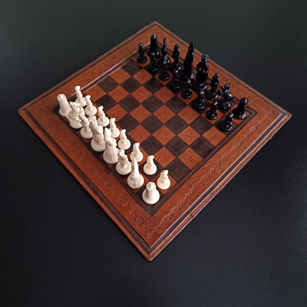 Jeu d'échecs vintage en cuir/plastique., Antiquités & Art, Enlèvement ou Envoi