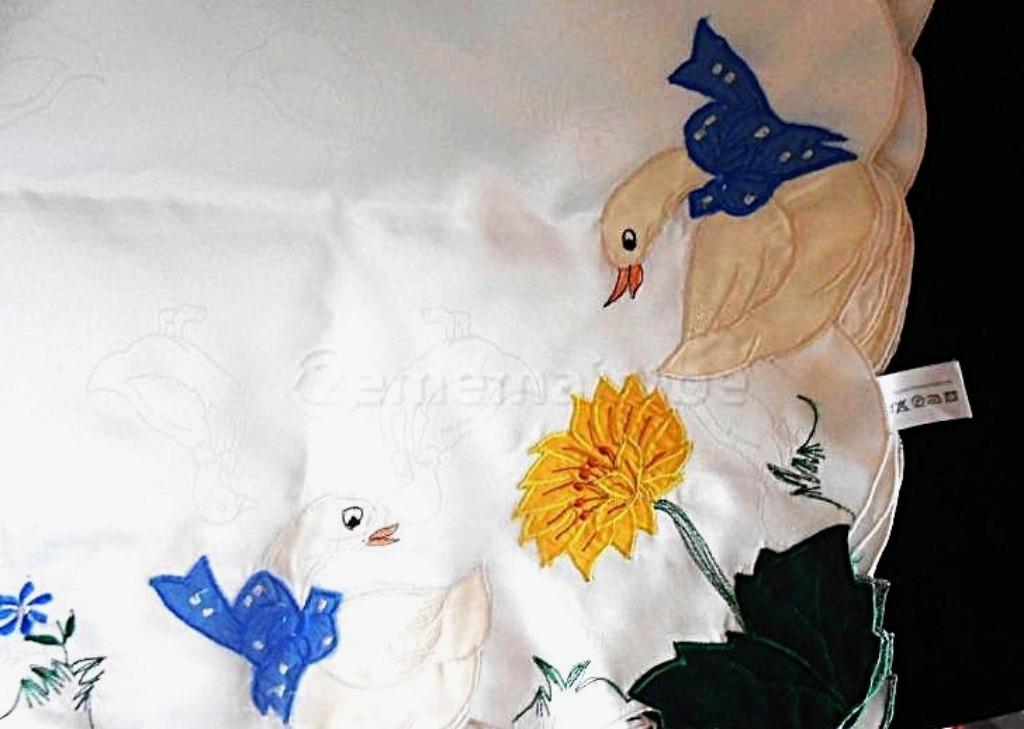 petite nappe carrée , ......totalement neuve, Maison & Meubles, Nappes, Neuf, Carré, Enlèvement ou Envoi