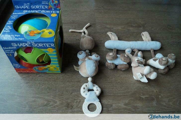 2 speeltjes voor aan de maxi cosi, bal met insteekvormpjes, Gebruikt