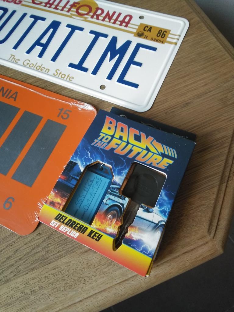 Retour vers le futur / Bttf répliques plaques + clé ( NEUF ), Collections, Enlèvement ou Envoi, Neuf, Film, Statue, Réplique ou Modèle