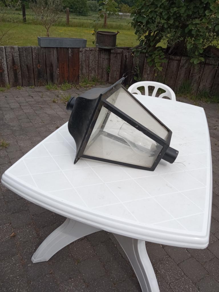 grand lampadaire, Enlèvement