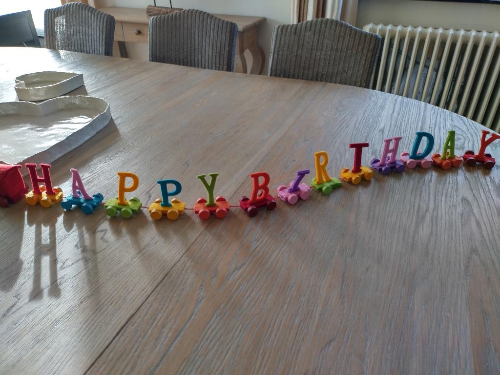 Vilt kleurrijke trein 'happy birthday', Hobby en Vrije tijd, Vilt, Ophalen of Verzenden, Gebruikt, Versiering