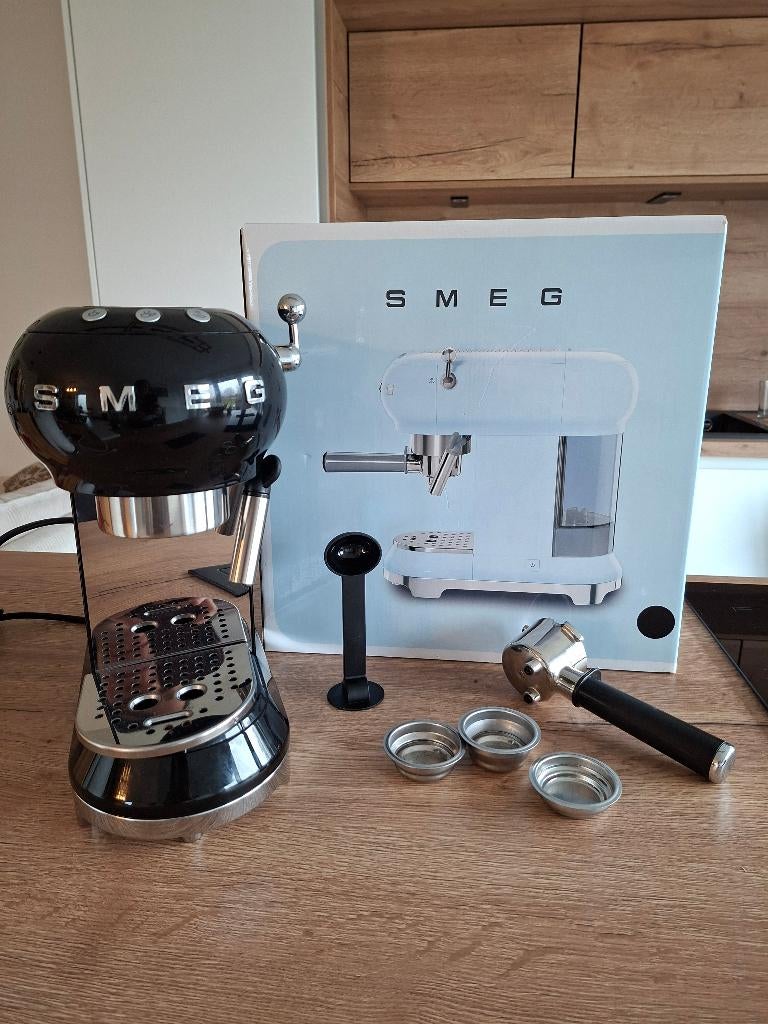 Machine à café SMEG ECF01, Réservoir d'eau amovible, 2 à 4 tasses, Enlèvement, Utilisé