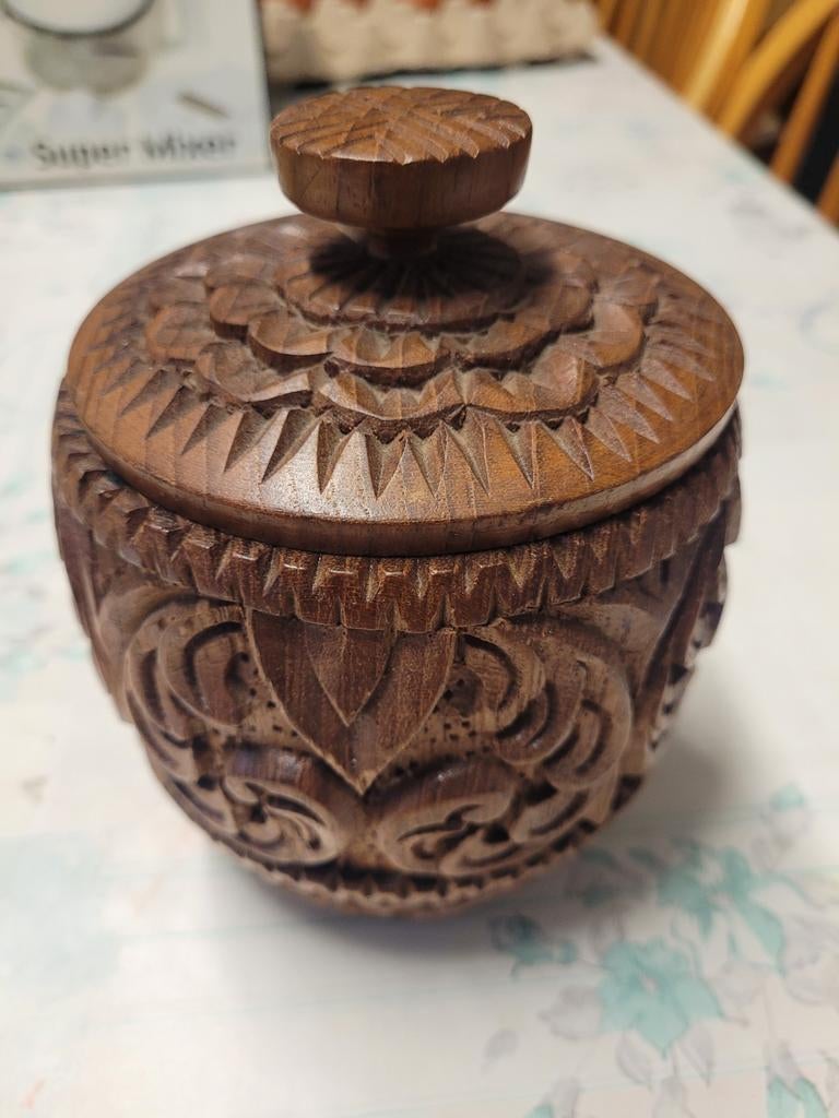 Pot en bois exotique, Enlèvement