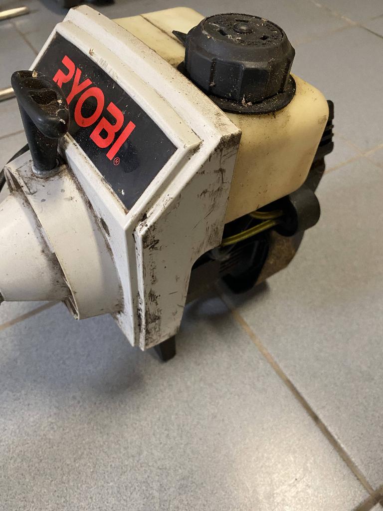 Débroussailleuse Ryobi, Enlèvement, Utilisé, 10 à 30 cm, Ryobi