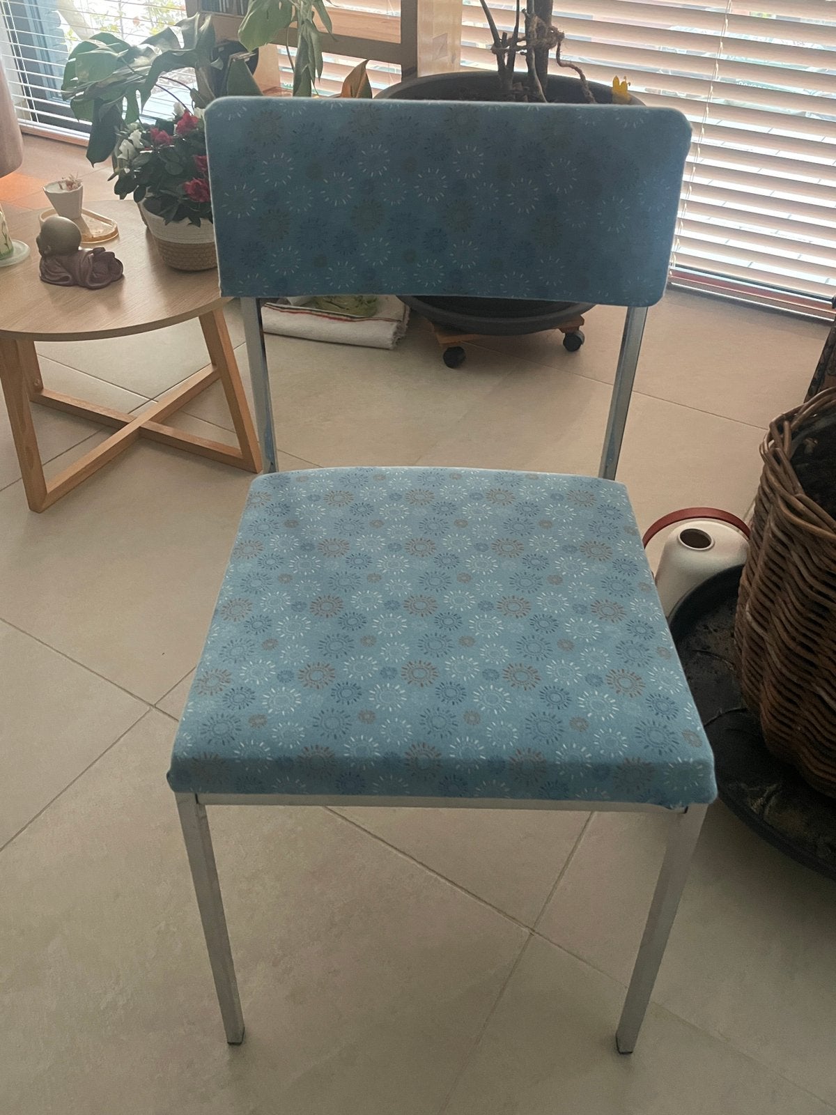 Table ronde avec quatre chaises, Enlèvement, Comme neuf, Modern, 4 à 6 chaises