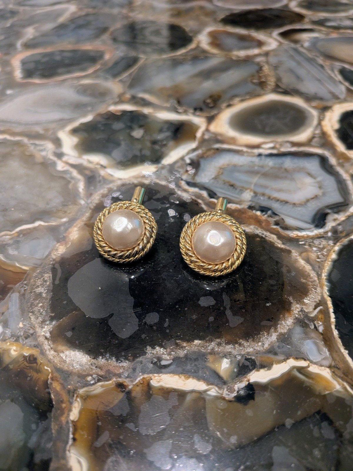 Boutons de manchette CHANEL Vintage – Métal Doré & Perles, Bijoux, Sacs & Beauté, Boucles d'oreilles, Or, Blanc, Enlèvement ou Envoi
