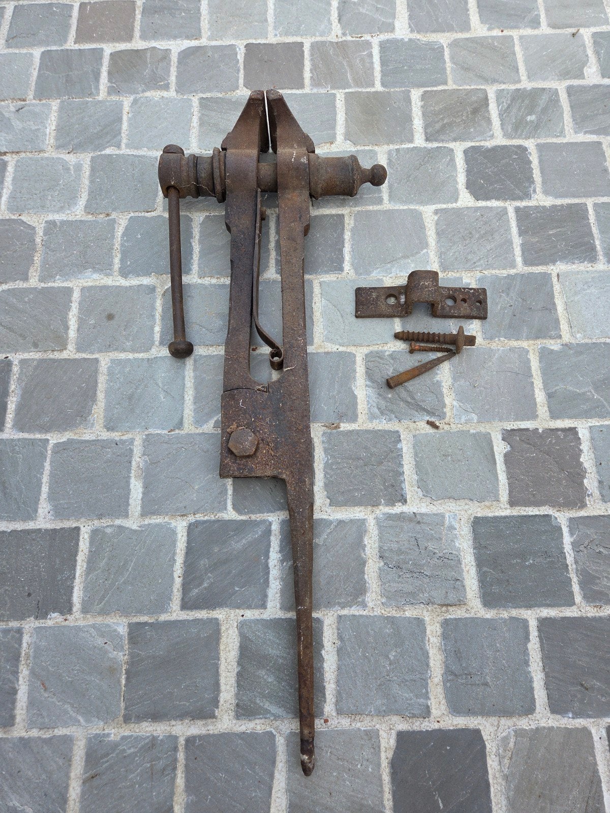 Étau de forgerons en acier, Enlèvement, Étau