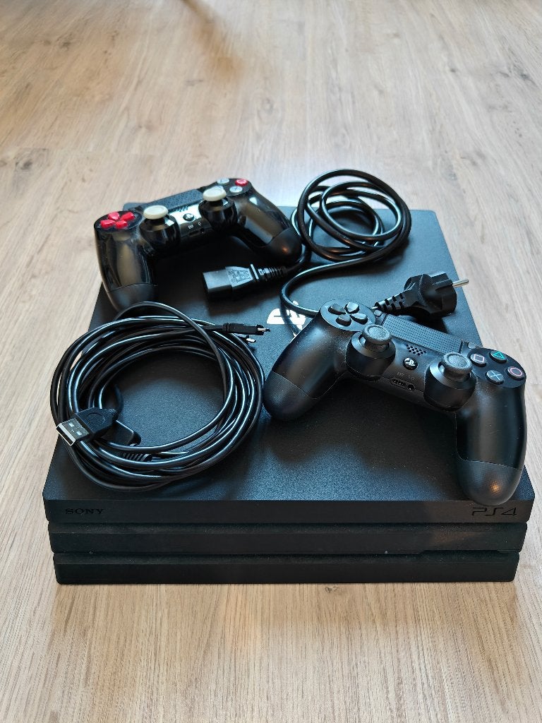 Playstation 4 pro + 2 controllers, Games en Spelcomputers, Gebruikt, Met 2 controllers, Ophalen of Verzenden, 1 TB